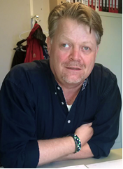 Afbeelding met persoon, Menselijk gezicht, kleding, overdekt

Door AI gegenereerde inhoud is mogelijk onjuist.